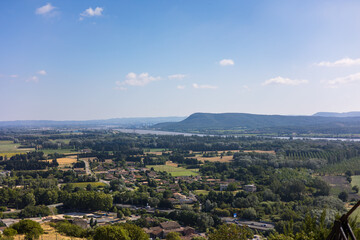 Fototapeta premium Vue sur la vallée du Rhône depuis le haut de la Forteresse de Mornas (Provence-Alpes-Côte d’Azur, France)