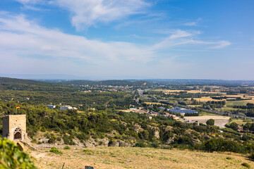 Fototapeta na wymiar Vue sur la Forteresse de Mornas et la Vallée du Rhône avec l'Autoroute A7 (Provence-Alpes-Côte d'Azur, France)