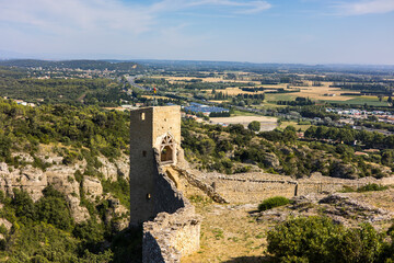Fototapeta na wymiar Vue sur la Forteresse de Mornas et la Vallée du Rhône avec l'Autoroute A7 (Provence-Alpes-Côte d'Azur, France)