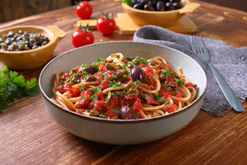 pasta alla puttanesca olive acciughe capperi