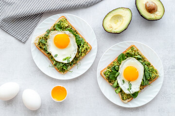 Sadwich with avocado eggs and spinach on toasted bread