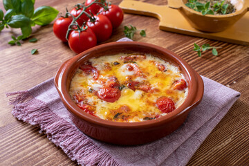 pomodori e formaggio cotti al forno