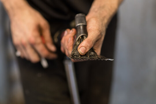 shearer holding handpiece and adjusting for a good cut