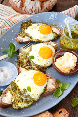 Pesto Eier, Spiegeleier in Pesto gebraten
