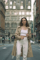 Fototapeta premium Modelo Mujer Posando en Calles de la Ciudad de Glasgow en Reino Unido