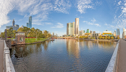 Naklejka premium Panoramic view of Melbourne skyline taken from a bridge over the Yarra river