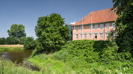 Am Schloss Bleckede im Sommer sonnig