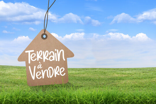 Terrain &agrave; vendre, affichage, signalisation sur fond herbe et ciel bleu