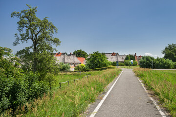 Fototapeta na wymiar Elbe Radweg Norddeutschland zum Dorf Konau im Sommer