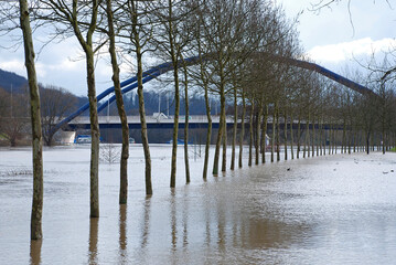 Hochwasser an der Ostspange am Saarufer in Saarbrücken im März 2007