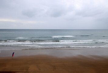 Fototapeta na wymiar Surfing in a cloudy day