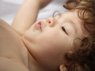 Obraz na płótnie Canvas Niño pequeño o bebé de 21 meses de edad acostado.