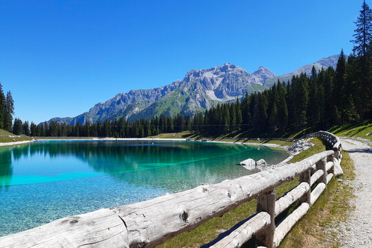 Bellissimo panorama delle montagne e del lago Montagnoli in Trentino, viaggi e paesaggi in Italia