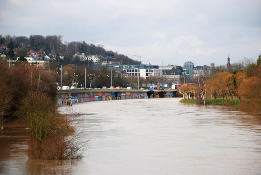 Hochwasser in Saarbrücken, überflutete Saar mit Stadtautobahn im März 2007