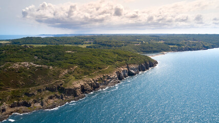 Nordküste der dänischen Ostsee-Insel Bornholm von oben mit Blick in Richtung Hammeren und...