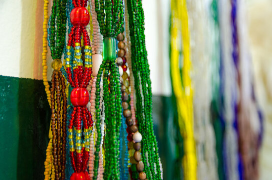 Colares usados por frequentadores das religi&otilde;es de matriz africana