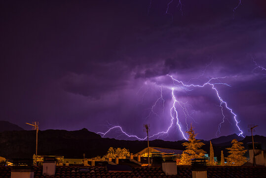 torments el&eacute;ctrica on the population of Oliana
