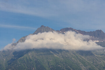 Fototapeta premium Wolkenverhangene Berggipfel in Teleaufnahme