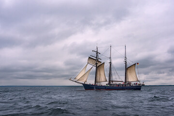 Fototapeta na wymiar Segelschiff auf der Ostsee vor Warnemünde