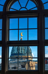 Fenster, Blick nach draußen, auf Kuppel, Kunstakademie, Zitronenpresse, Architektur, Struktur, Dresde, Sachsen, Deutschland, blauer Himmel