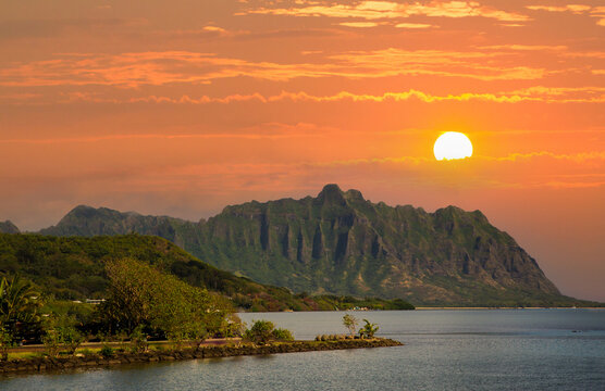 sunset above the Koolau mountan Range on the north shoes of the island of Oahu near the village of Panaluu, Hawaii.