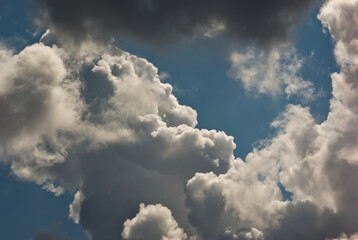 Fototapeta na wymiar Niebo i chmury. Sky and clouds . Cielo e nuvole 