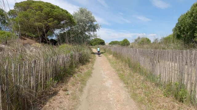 Une femme faisant du v&eacute;lo en campagne