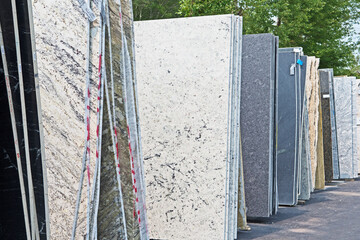 Slabs of granite and quartz are stacked up to facilitate inspection by buyers looking for new countertops. - obrazy, fototapety, plakaty