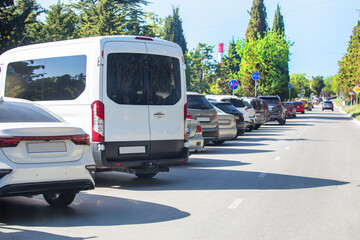 Fototapeta na wymiar cars in the parking lot in the city