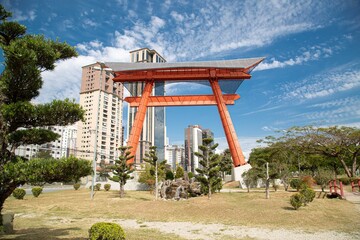 Monumento Japonês tem duas colunas que representam os alicerces que sustentam o céu, enquanto outras duas vigas simbolizam a terra, o Tori é um dos mais conhecidos ícones da cultura japonesa. - obrazy, fototapety, plakaty