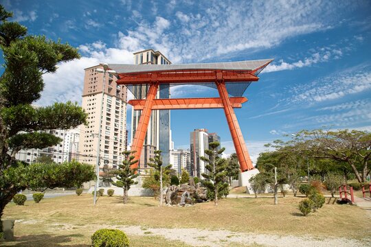 Monumento Japonês tem duas colunas que representam os alicerces que sustentam o céu, enquanto outras duas vigas simbolizam a terra, o Tori é um dos mais conhecidos ícones da cultura japonesa.