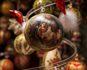 Handbemalte Weihnachtskugel Jungfrau mit Jesus auf dem Wiener Weihnachtsmarkt