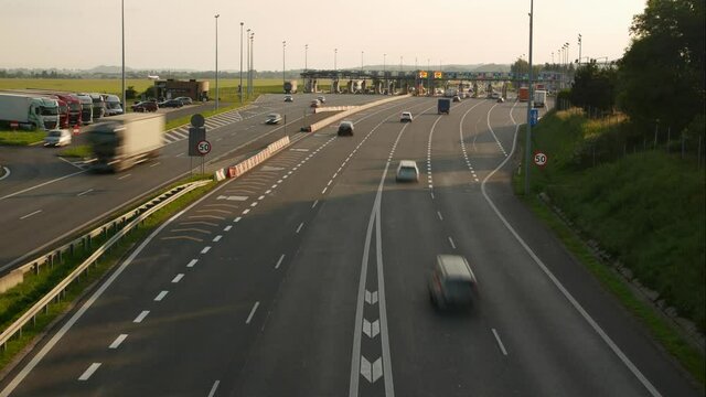 Autostrada. Duży ruch samochod&oacute;w. Time lapse.