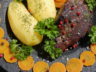 Steak mit Kartoffeln und Karotten