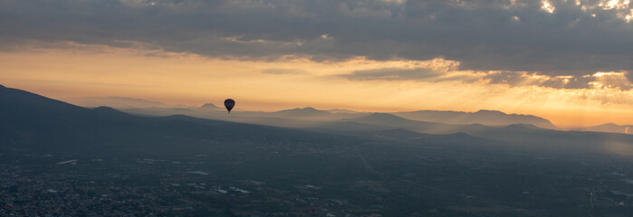 Balloon ride over the Pyramids of Teotihuacán (Mexico)