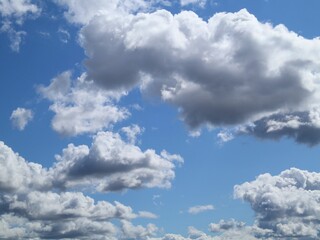 Obraz premium The sky is blue, white clouds