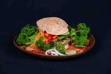 Frisch zubereiteter vegetarischer Burger mit vielen Beilagen