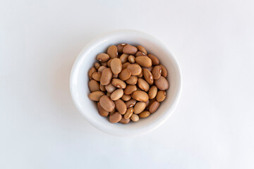 granos de frijoles bayos y fondo blanco