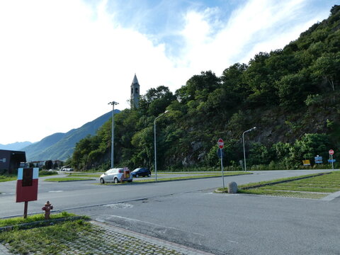 Campanile con montagna di Piantedo in Valtellina