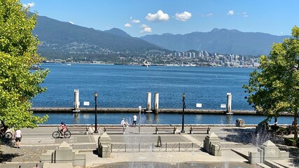 Obraz premium Vancouver waterfront promenade seawall walking tourism summer sunny day 