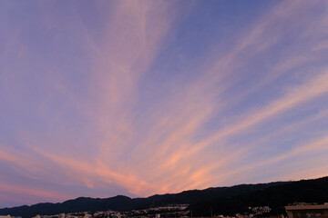 夕闇がせまる六甲山。日没前に雲がオレンジ色にそまる。