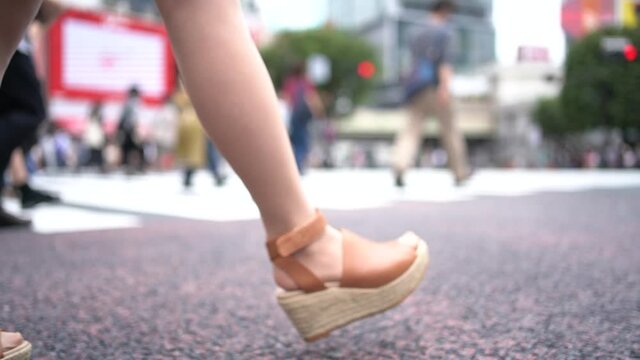 コロナ禍　渋谷スクランブル交差点を歩く　マスクの女性　スローモーション