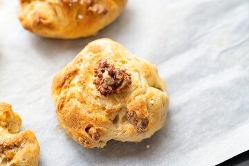焼きあがった手作りクッキーの写真。お菓子作りのイメージ。