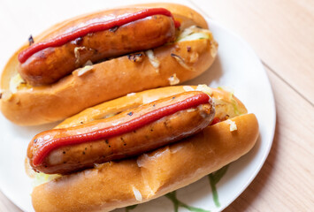 美味しそうな手作りホットドッグの写真。