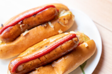美味しそうな手作りホットドッグの写真。