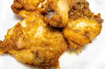 美味しそうなフライドチキンの写真。高カロリーな食べ物のイメージ。