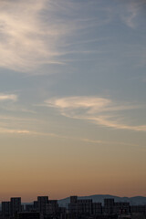 早朝神戸の高層マンション高層階より大阪方面。雲と空がオレンジ色に染まる