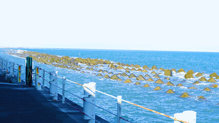 テトラポットと波