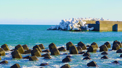 テトラポットと波