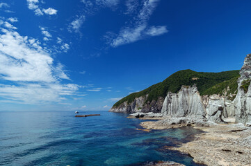 【青森県下北半島佐井村】仏ヶ浦は緑色凝灰岩がつくる大小さまざまな奇岩が集まり極楽浄土の景観
